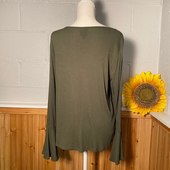 Bobeau Army Green Long Flutter Sleeve Top Size Large - Picture 7 of 10